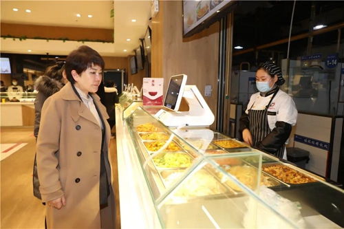 西安翻譯學院董事長丁晶深入一線檢查校園飲食保障工作，強調高標準餐飲管理服務師生